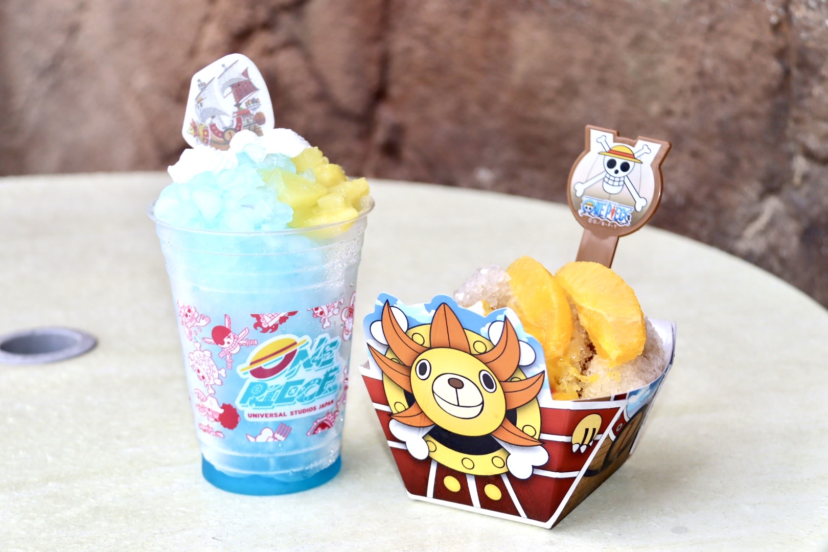 左から、「出航だ~! 麦わらの一味のライチ&ソーダ・フラッペ」 1,000円、「GOGO サニー号 コーラ・フラッペ スプーン付き」1,200円