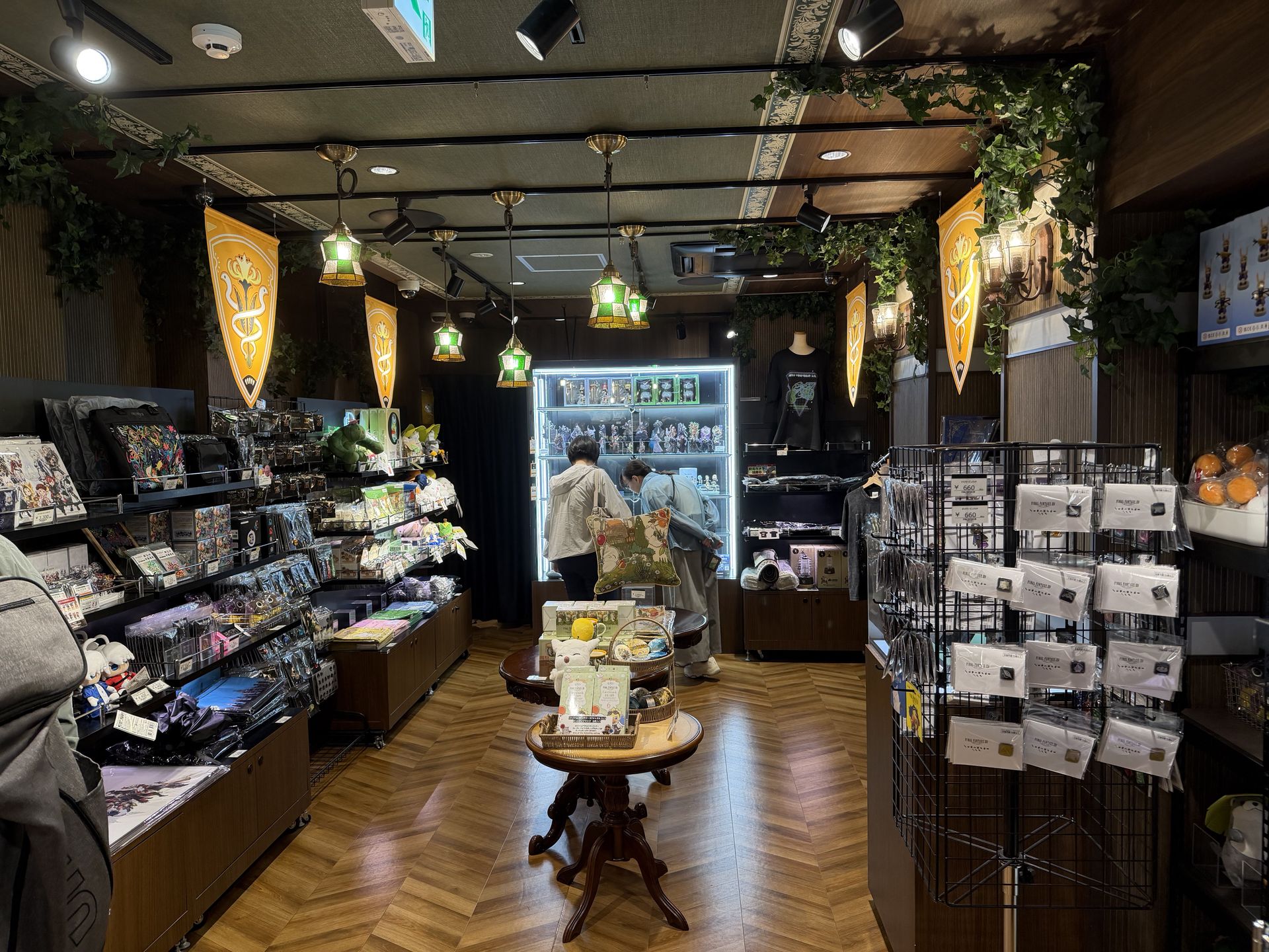 右手が「FFXIV」常設店FINAL FANTASY XIV GOODS SHOP AKIHABARA
