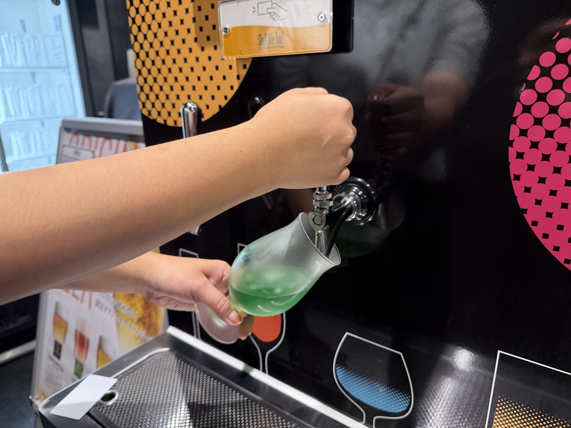 専用のカードを機械にタップして後は注ぐだけ