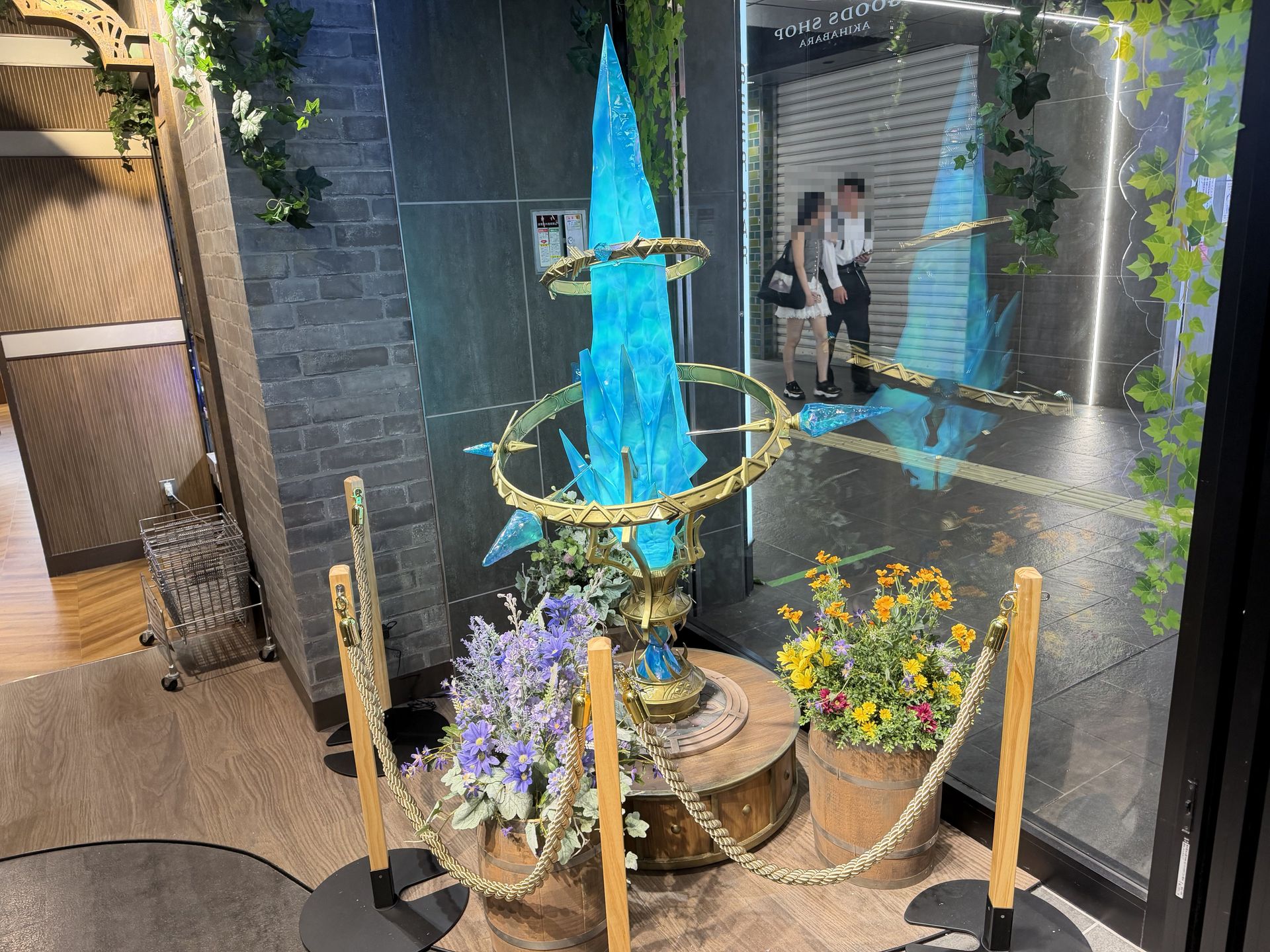 中からの風景。周囲に飾られた造花が綺麗だ
