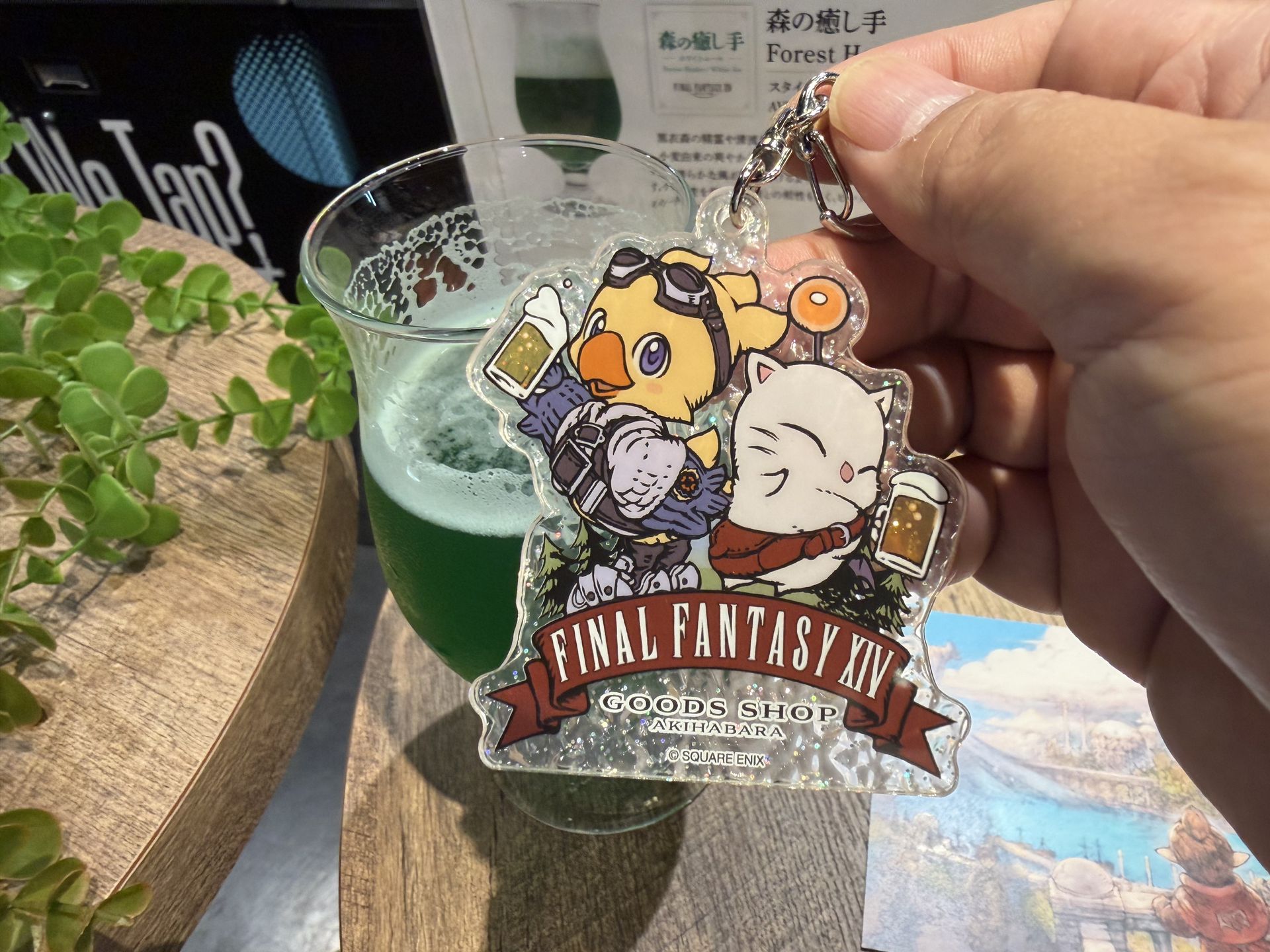レアなデザインが楽しいアクリルキーホルダー「乾杯！アルファ＆モーグリ」。価格は1,540円
