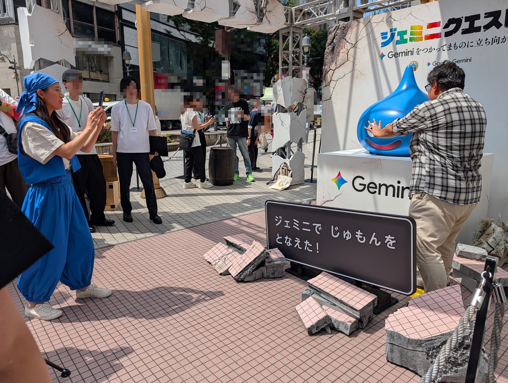 参加イメージ。会場にいる村人にスマートフォンを預けて、自らはモデルとしてポーズを取り、撮影してもらう