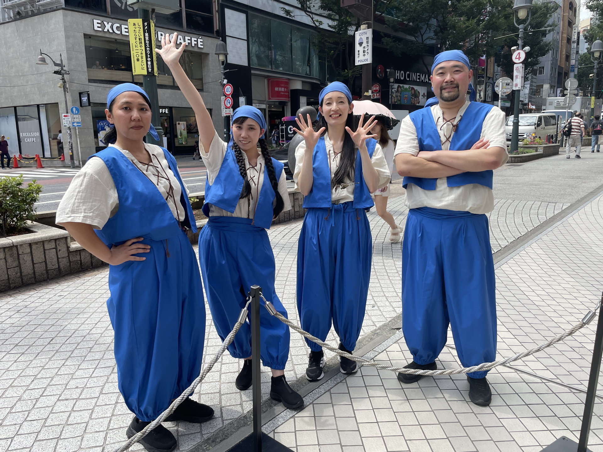 特設エリアには、青色の服を着た村人たちが大勢いて、参加者に助けを求めている