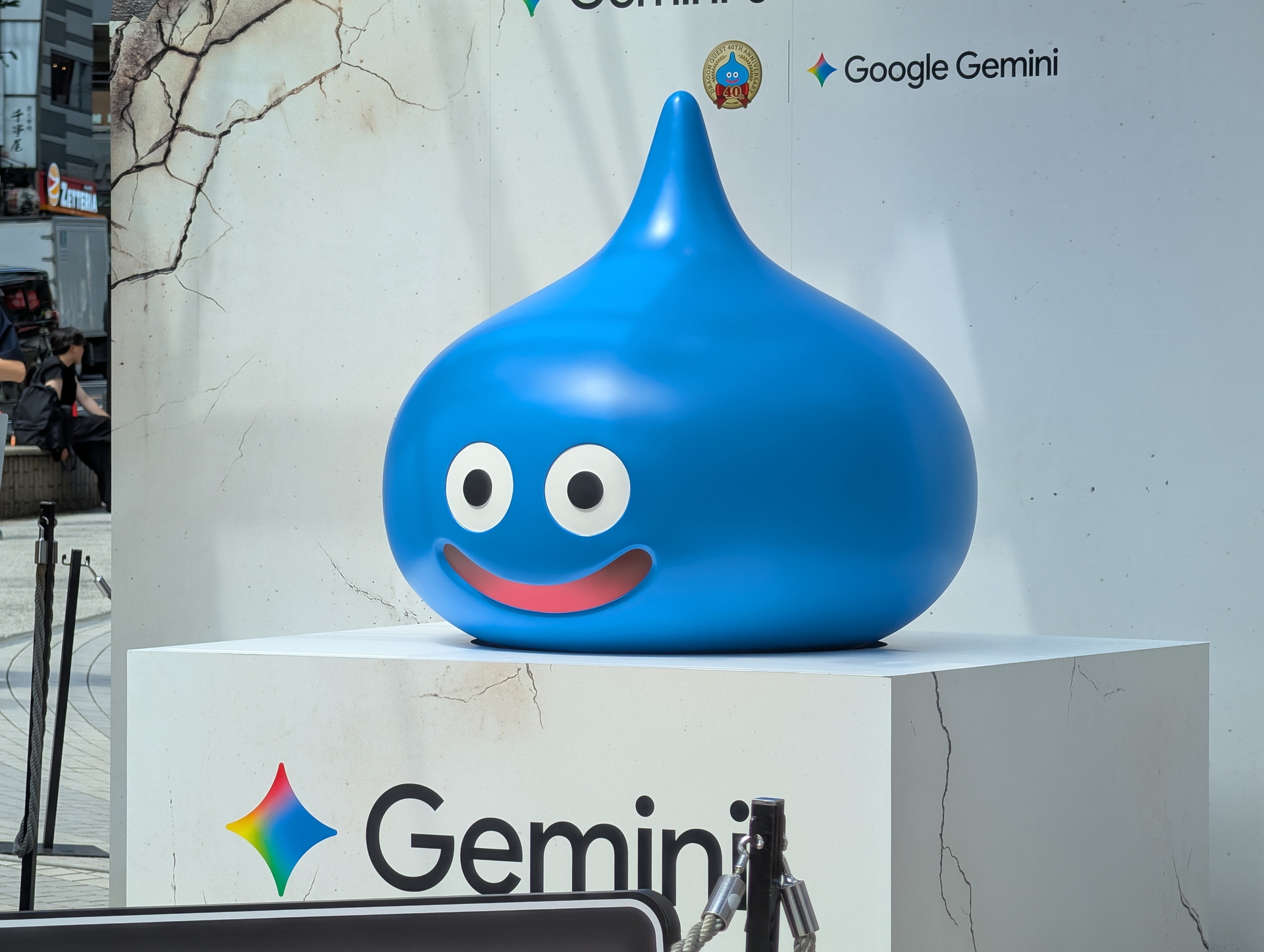 特設エリアごとに異なるモンスターがいる。SHIBUYA109渋谷店 店頭イベントスペースは「スライム」が「Gemini」の箱に乗ってゆうしゃたちを迎え撃つ！
