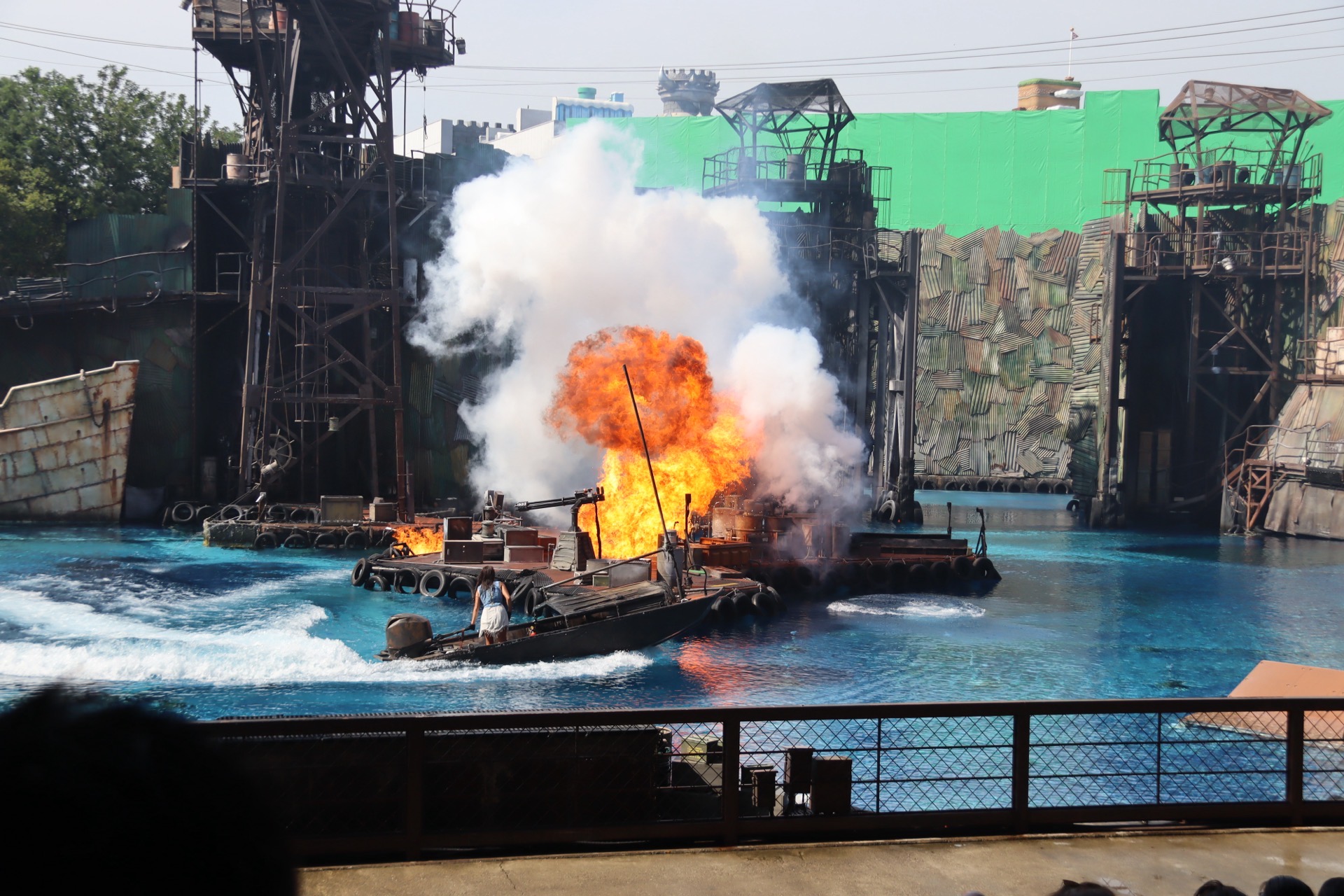 爆発アリのド派手な演出が満載