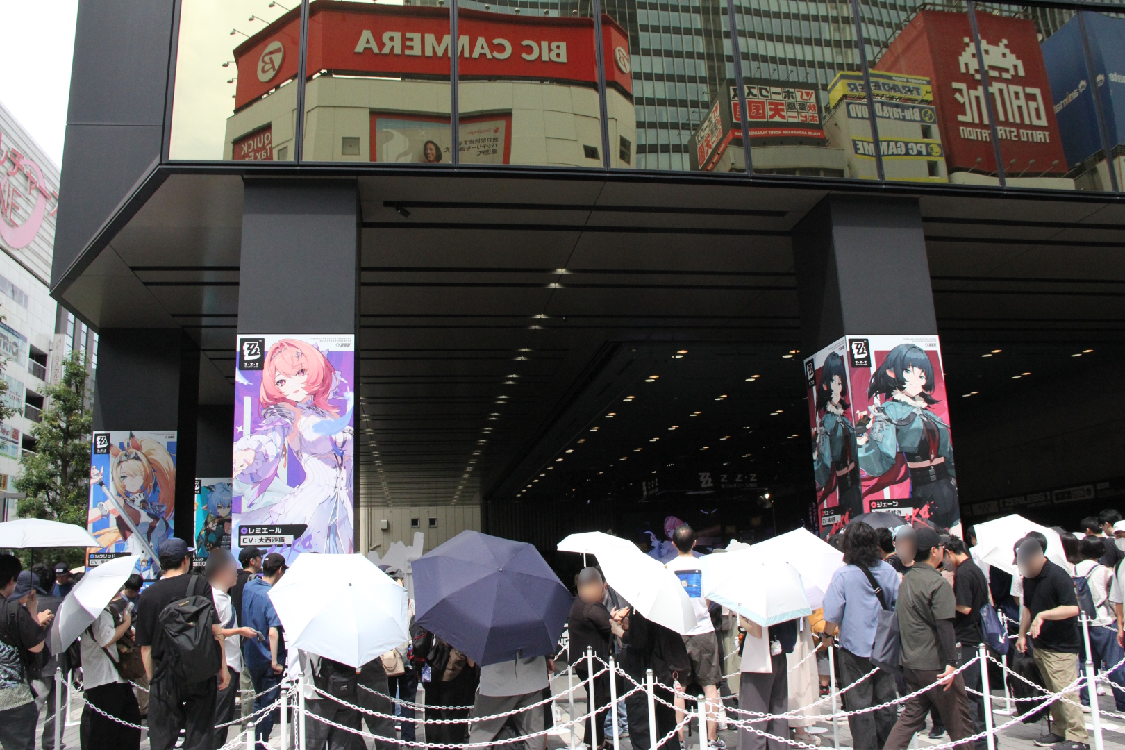 会場の外側にある柱には、ゲーム中に登場するキャラクターのビジュアルが掲げられていた。これだけ巨大なイラストは見る機会がなかなかないため、この機会に写真撮影を忘れずに。会場内での写真、動画撮影がOKになっているのも嬉しい点だ