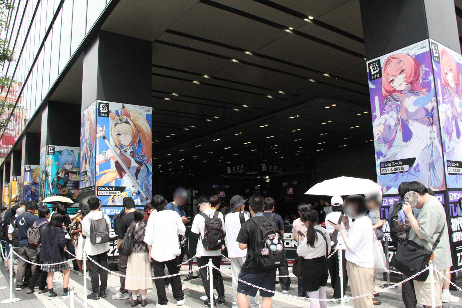 会場の外側にある柱には、ゲーム中に登場するキャラクターのビジュアルが掲げられていた。これだけ巨大なイラストは見る機会がなかなかないため、この機会に写真撮影を忘れずに。会場内での写真、動画撮影がOKになっているのも嬉しい点だ