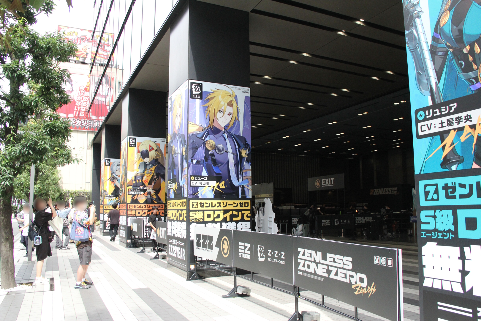 会場の外側にある柱には、ゲーム中に登場するキャラクターのビジュアルが掲げられていた。これだけ巨大なイラストは見る機会がなかなかないため、この機会に写真撮影を忘れずに。会場内での写真、動画撮影がOKになっているのも嬉しい点だ