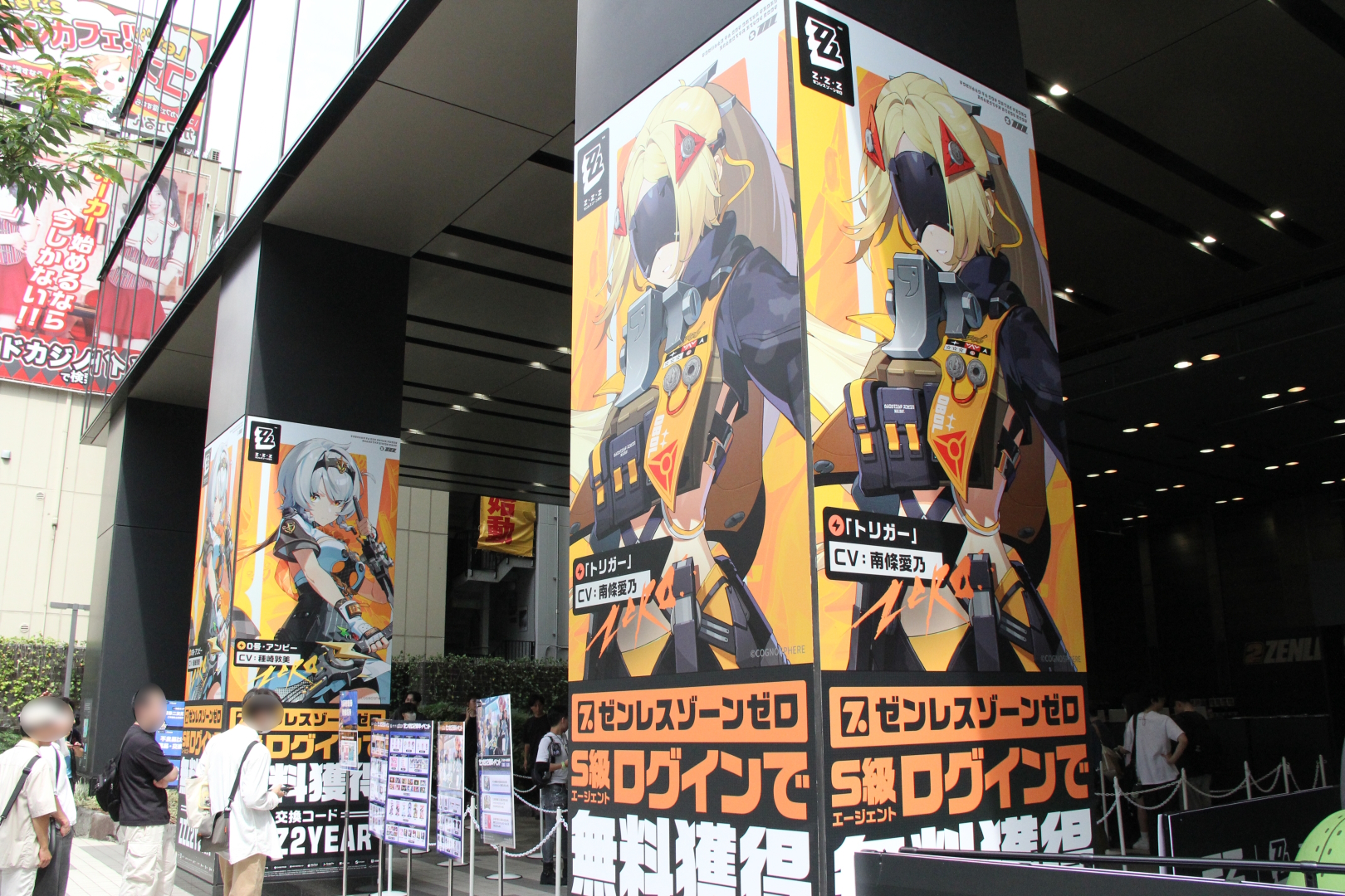会場の外側にある柱には、ゲーム中に登場するキャラクターのビジュアルが掲げられていた。これだけ巨大なイラストは見る機会がなかなかないため、この機会に写真撮影を忘れずに。会場内での写真、動画撮影がOKになっているのも嬉しい点だ