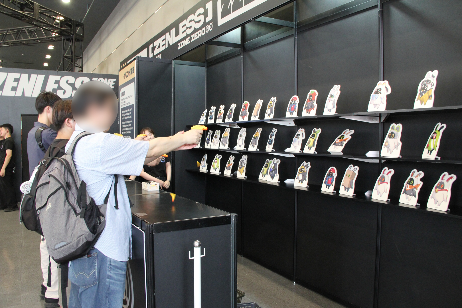 「ボンプイン！」チャレンジは射的をイメージしてもらうと分かりやすいかもしれない。難易度は低めで挑戦した人はグッズをもらっていた