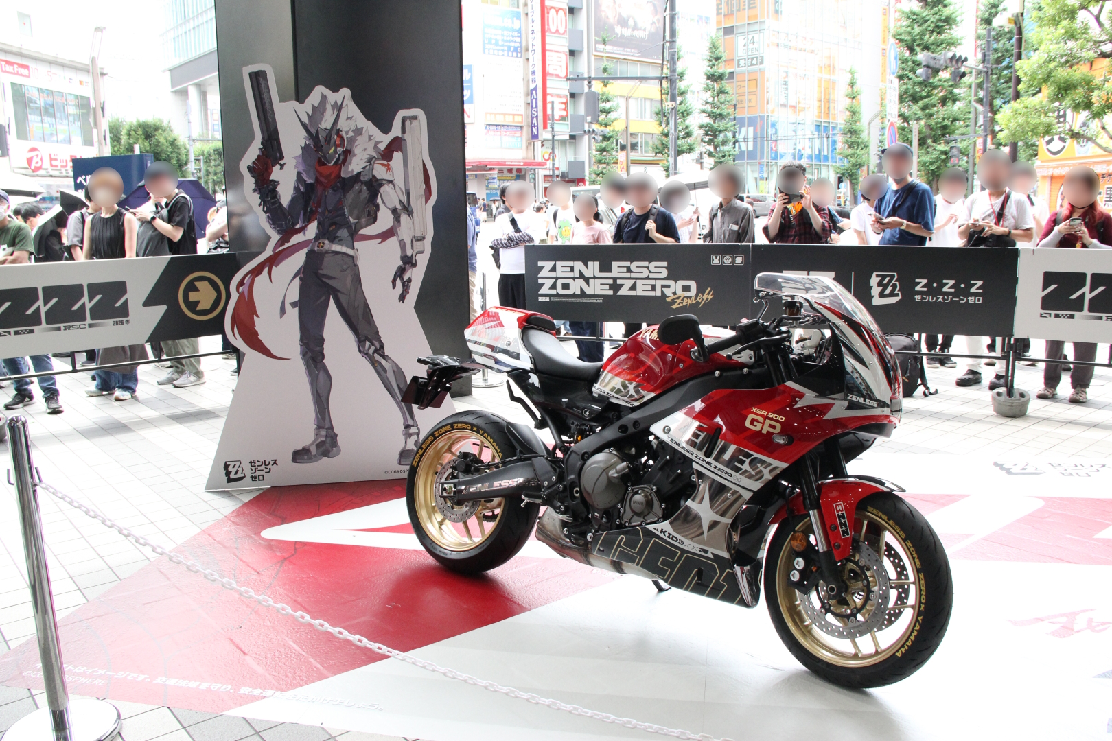 ビリー・キッドと共にXSR900 GPの写真を撮影できる、またとないチャンスだ。タイミングが合えば、コスプレイヤーとバイク、ビリーのスリーショットを撮ることもできる。ちなみに、コラボバイクのお値段は150万円弱！
