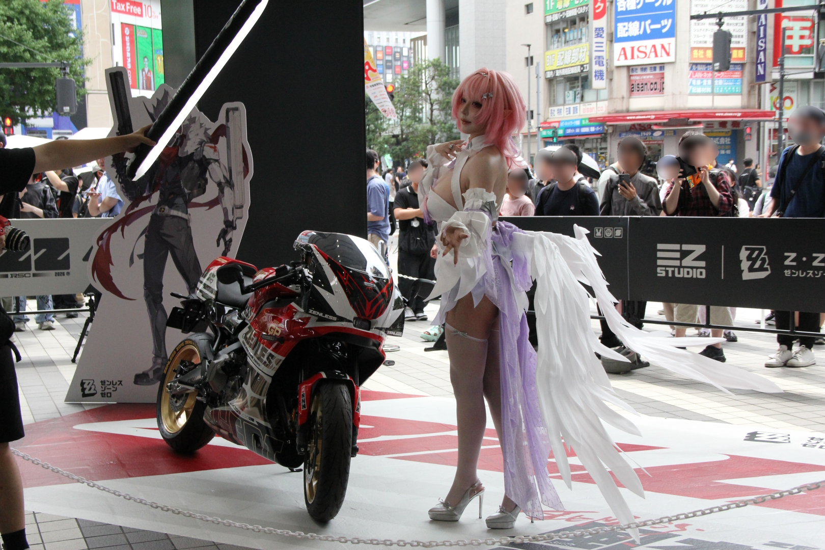 ビリー・キッドと共にXSR900 GPの写真を撮影できる、またとないチャンスだ。タイミングが合えば、コスプレイヤーとバイク、ビリーのスリーショットを撮ることもできる。ちなみに、コラボバイクのお値段は150万円弱！