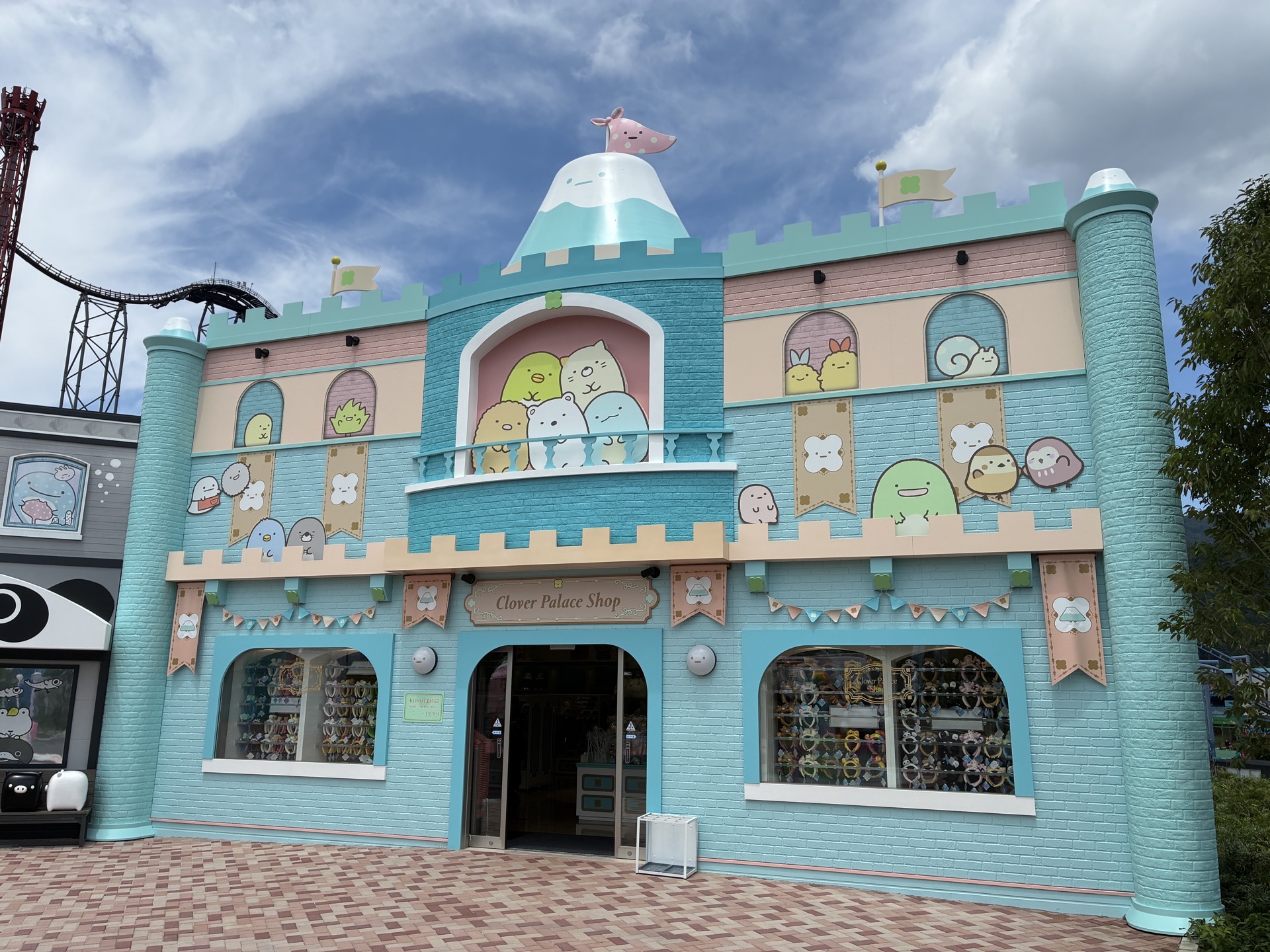 グッズショップ「Clover Palace Shope」。上にいるのが「やま」