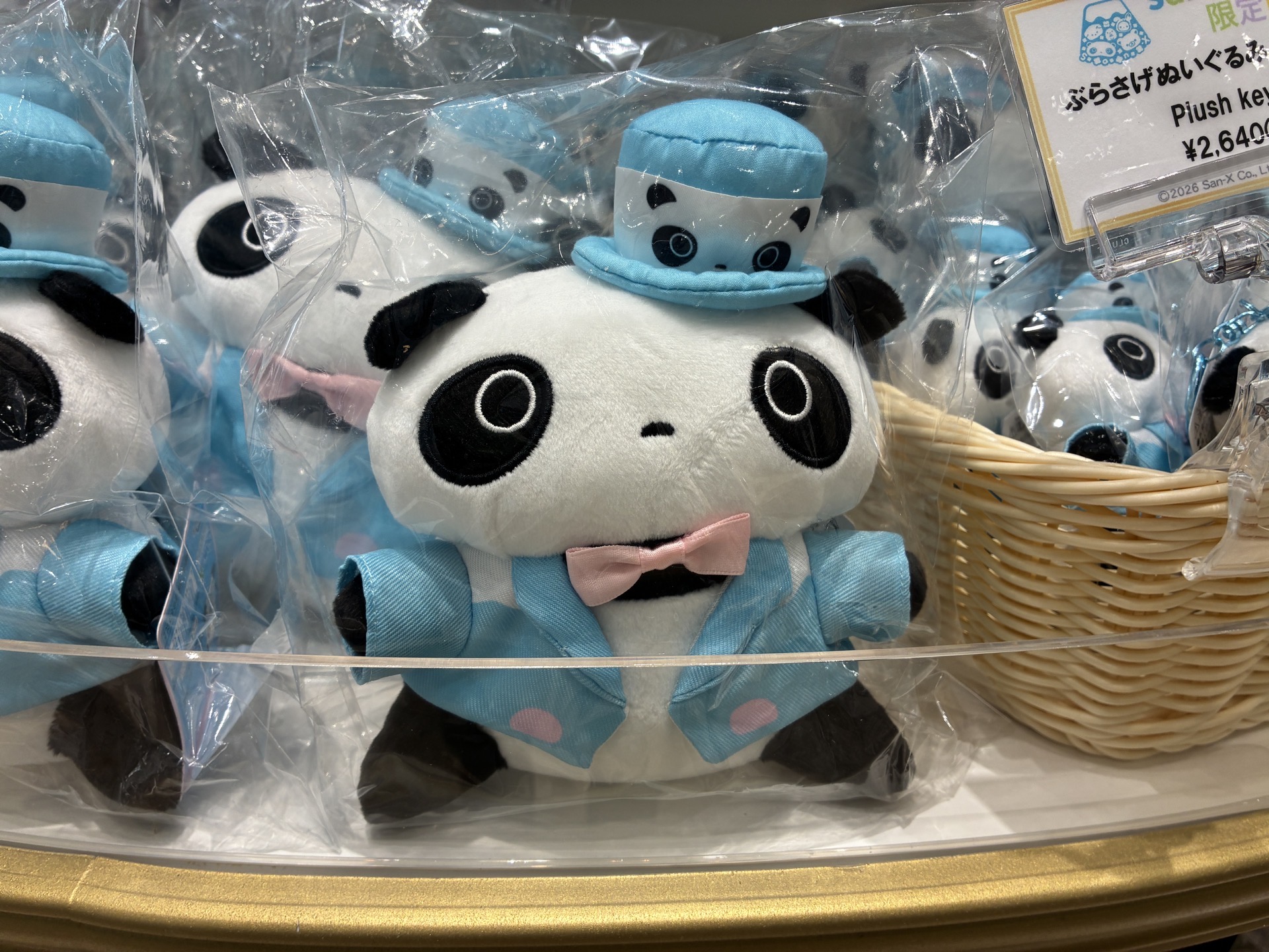 オリジナルグッズなどが大量に売られている