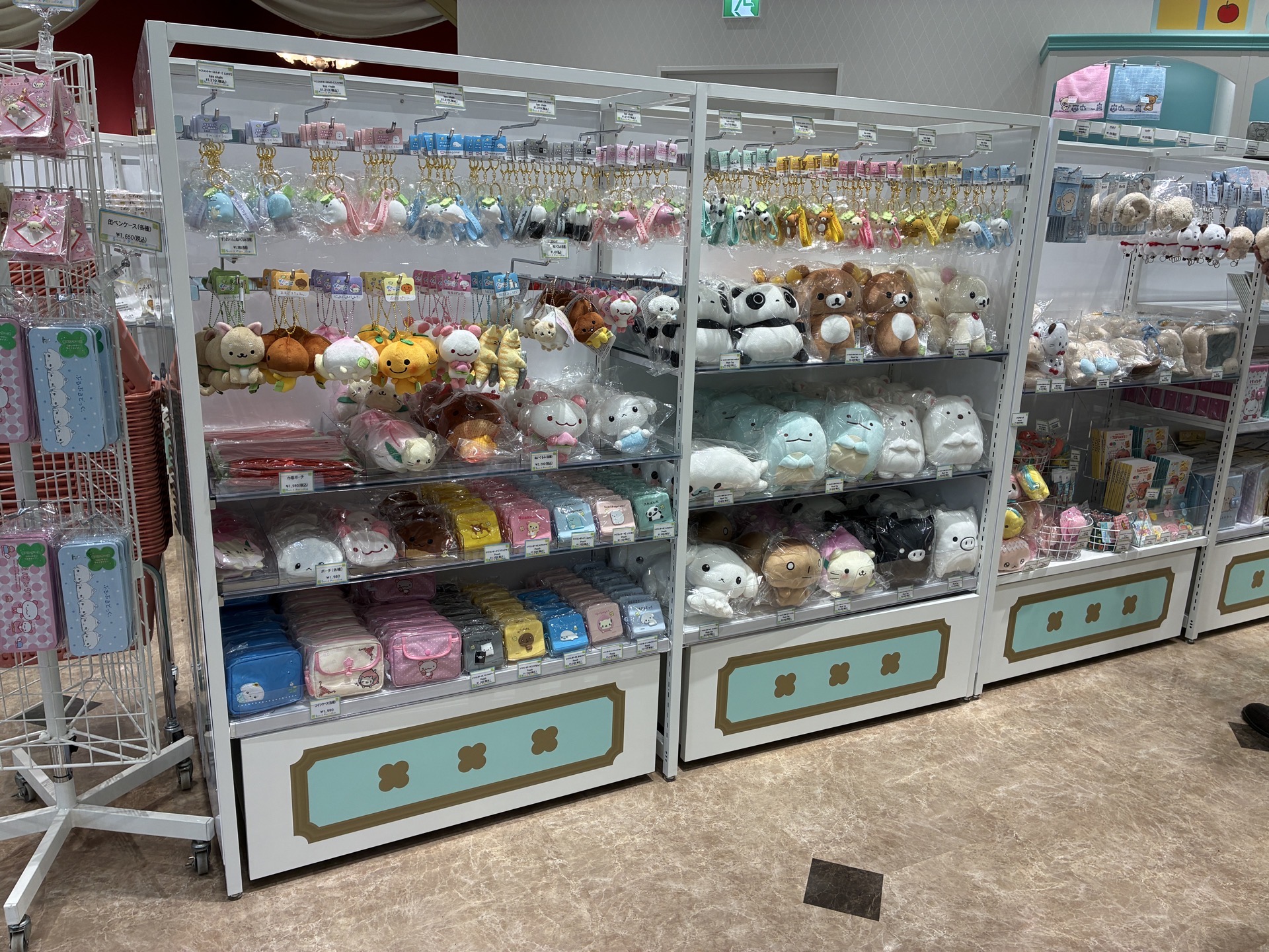 オリジナルグッズなどが大量に売られている