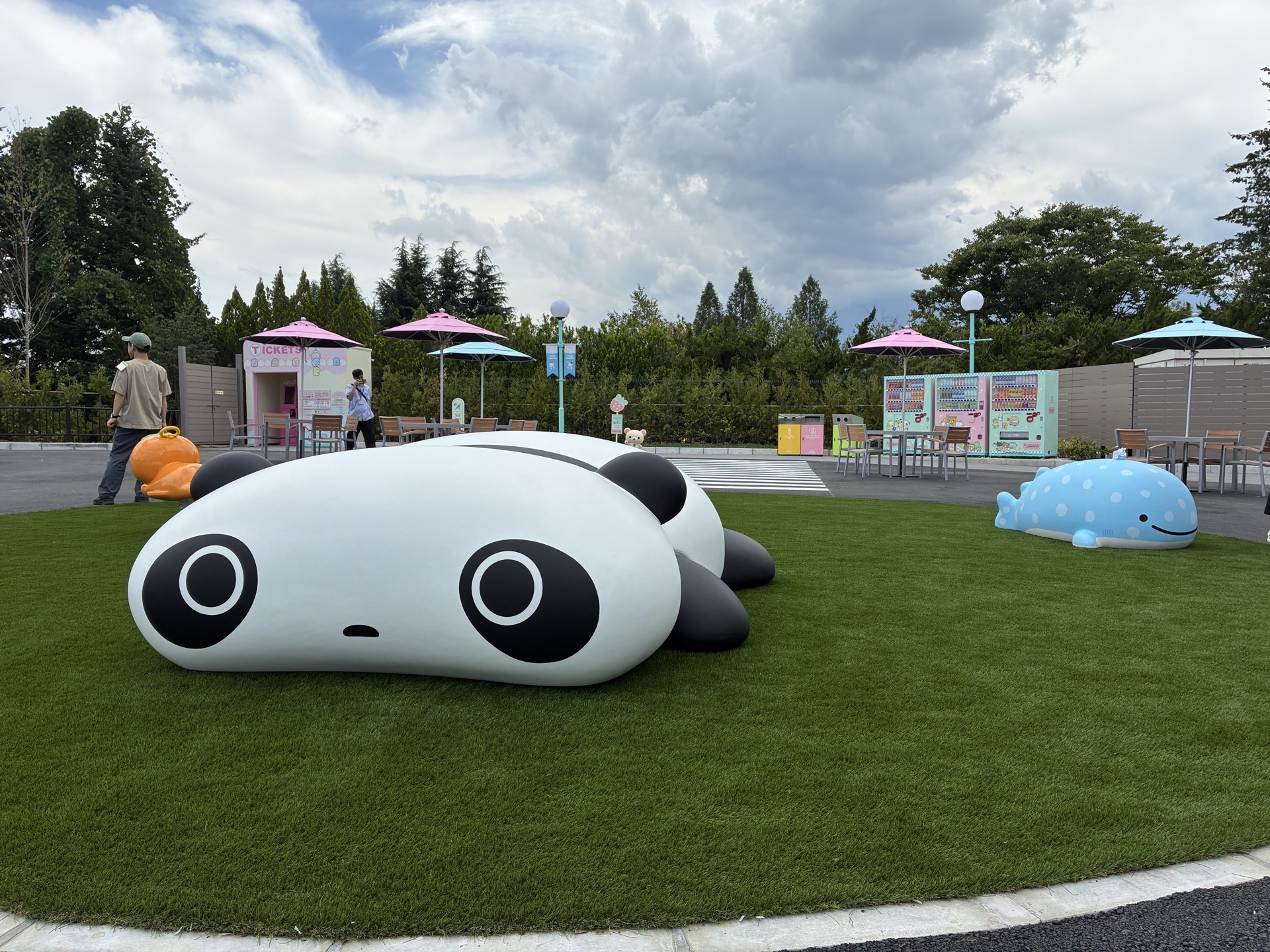 巨大なたれぱんだと遊ぶことができる
