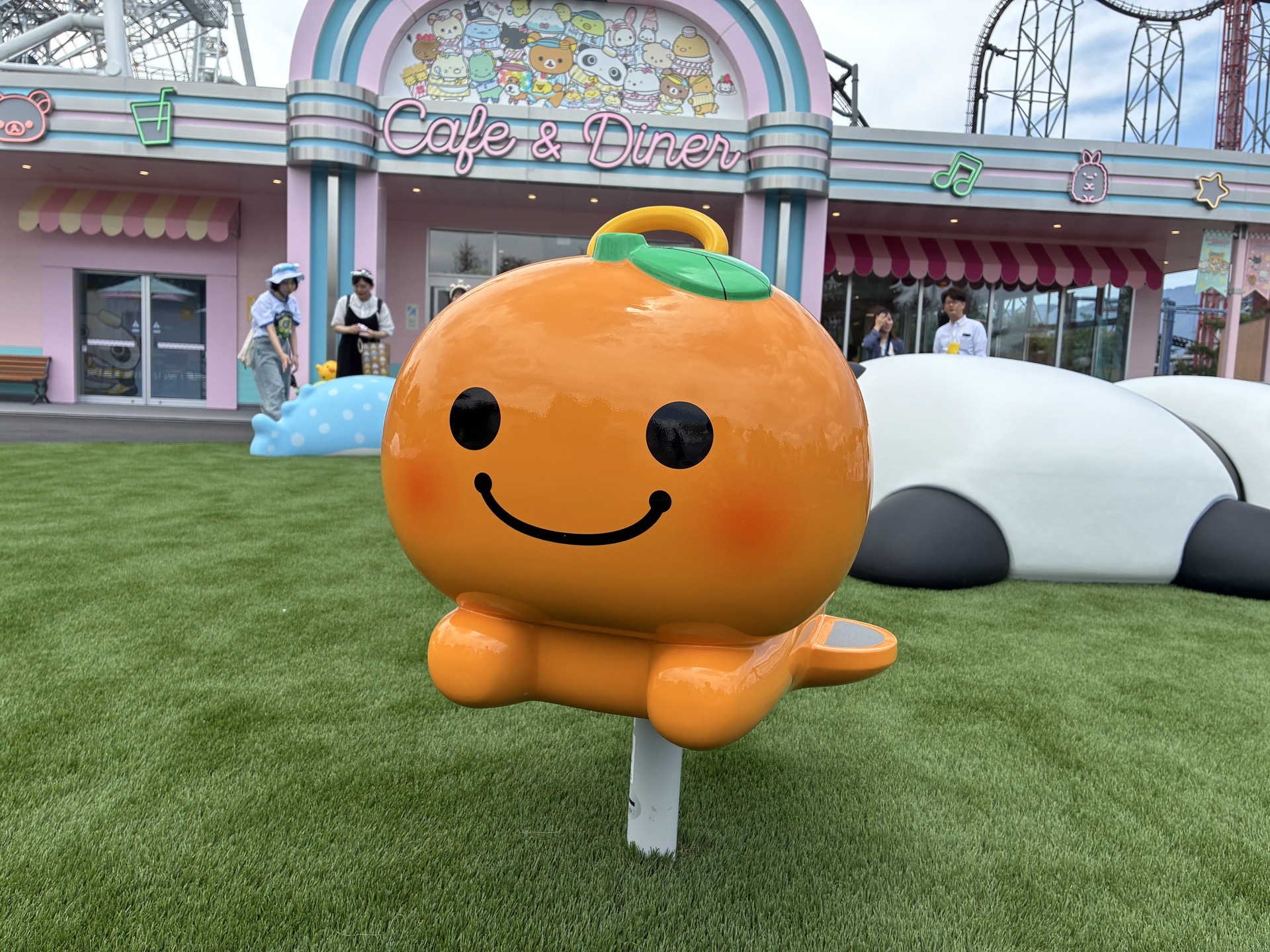 巨大なたれぱんだと遊ぶことができる