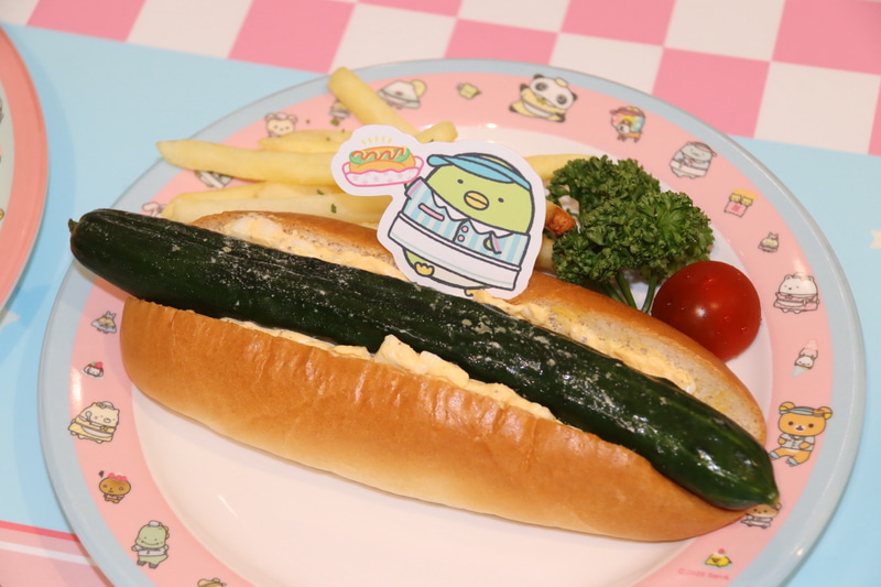 ぺんぎん？のきゅうりドッグ