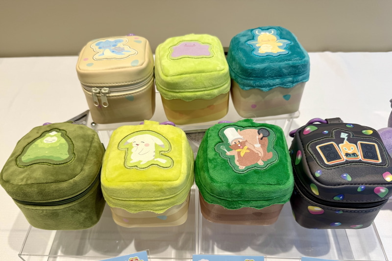 「カラビナ付きスクエアポーチ ぽこ あ ポケモン」 ピカチュウ(うすいろ)/カビゴン(こけむし)/ヨクバリス(コック)/ロトム(ステレオロトム)/メタモン(カイリューへんしん)/メタモン(ラプラスへんしん)/メタモン 各1,980円