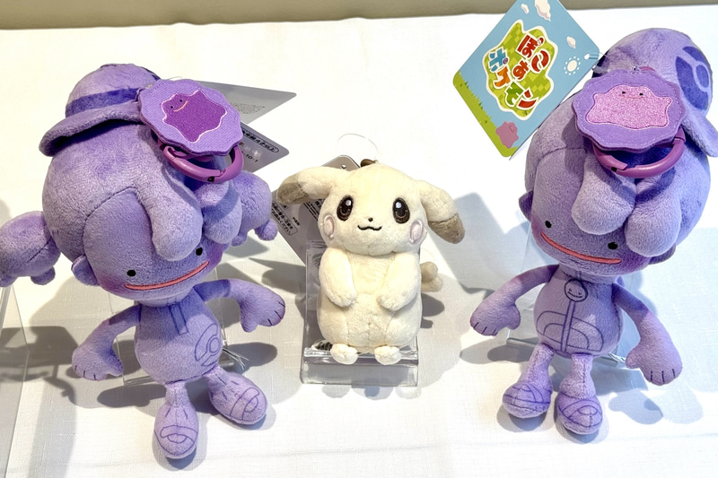 「ぬいぐるみ ぽこ あ ポケモン」 メタモン ハット メタモンカラー/メタモン キャップ メタモンカラー 価格：各3,300円、「カラビナ付きマスコット ぽこ あ ポケモン」 ピカチュウ（うすいろ） 価格：1,540円