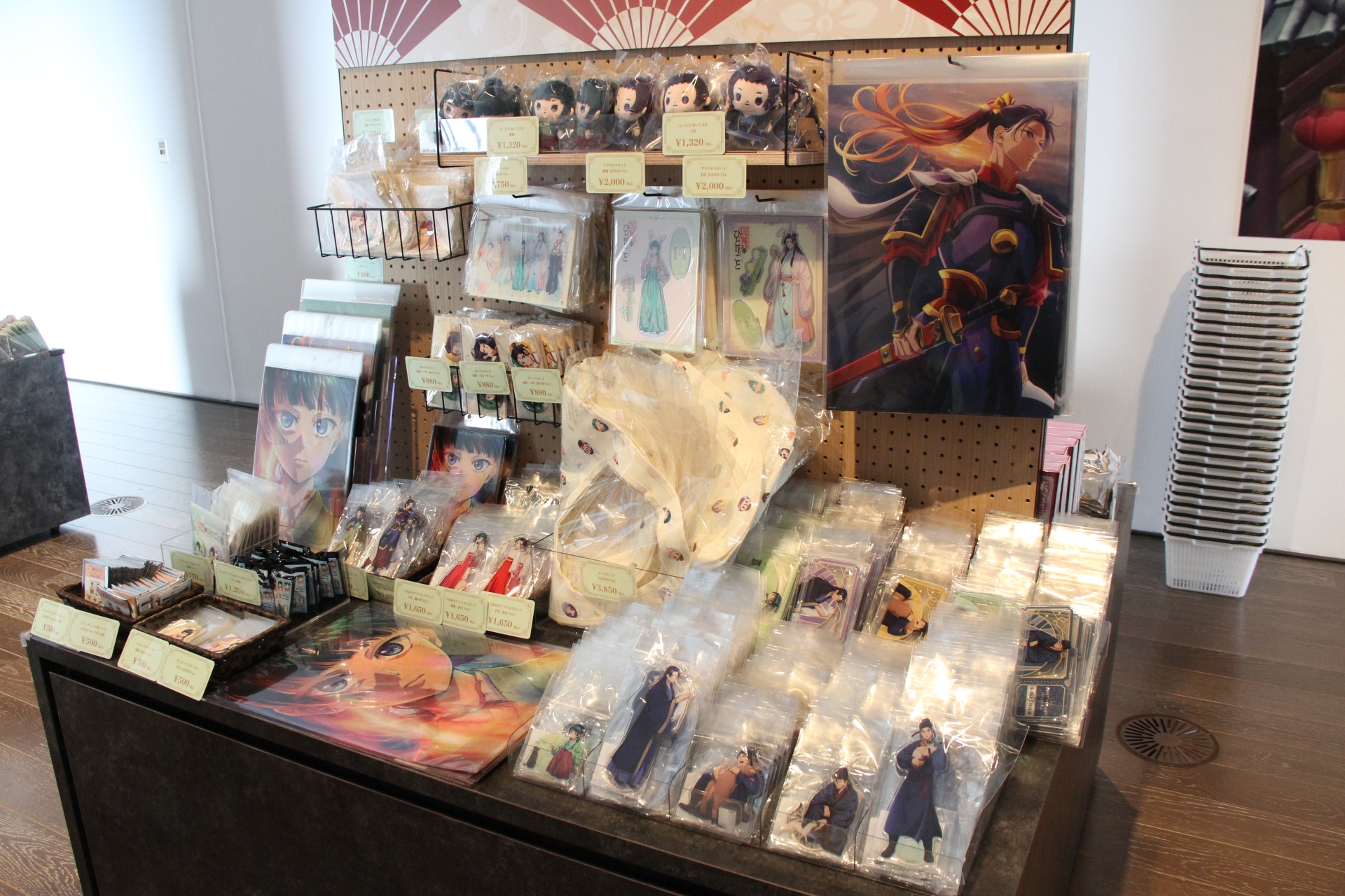 グッズは種類豊富に並んでいるので、展示を見終わったらジックリと選びたい。また、12月に公開予定の映画ポスターも貼り出されているので、こちらも見逃さないように。