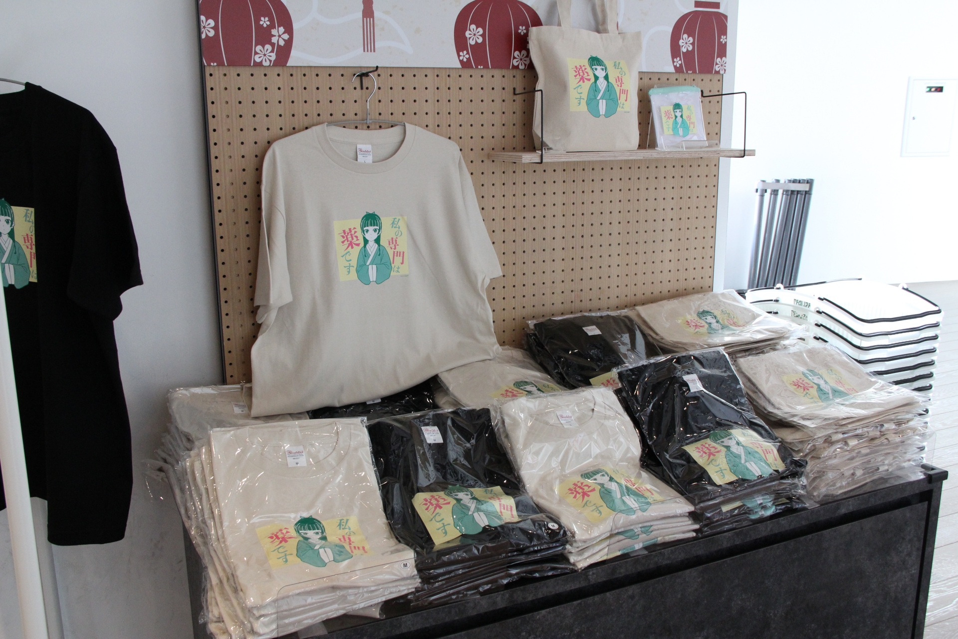グッズは種類豊富に並んでいるので、展示を見終わったらジックリと選びたい。また、12月に公開予定の映画ポスターも貼り出されているので、こちらも見逃さないように。