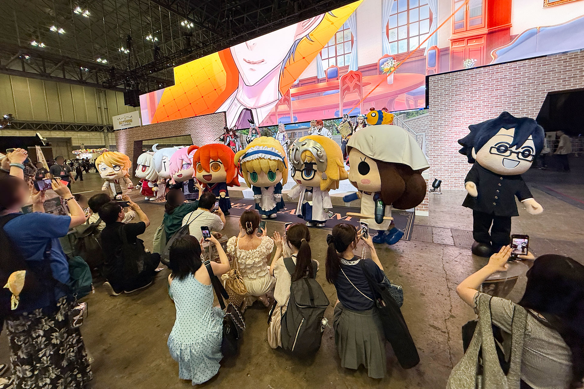 入場がある程度落ち着いてからも、ファンによる撮影会が続いていた