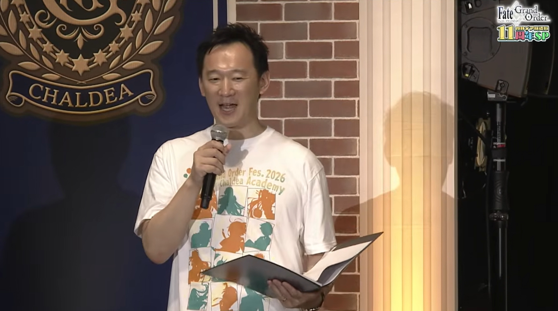 16時05分からは、カルデア広報局出張版として、FGOの宣伝担当、金沢利幸氏が登壇し、FGO Fes. 2026のグッズ紹介などが行なわれた