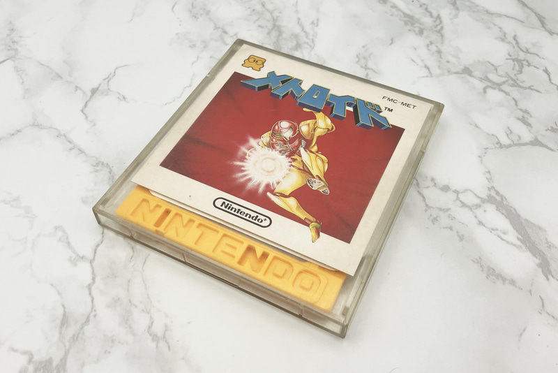 「メトロイド」のディスクカード。1986年8月6日発売。価格は2,600円。これは筆者の私物で、説明書は残念ながら発見できなかった