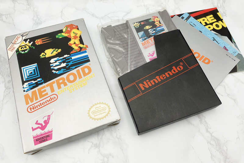 北米NES版「METROID」。これも筆者の私物。1990年代に入ってから輸入ゲームショップで購入したもので、社外品の変換アダプタを用意すれば、日本のファミコンでも遊べた