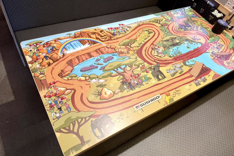 テーブルのデザインは全2種。ミニカーを走らせて遊べるようになっており、家族でゆったりと特別な時間を過ごせそうだ