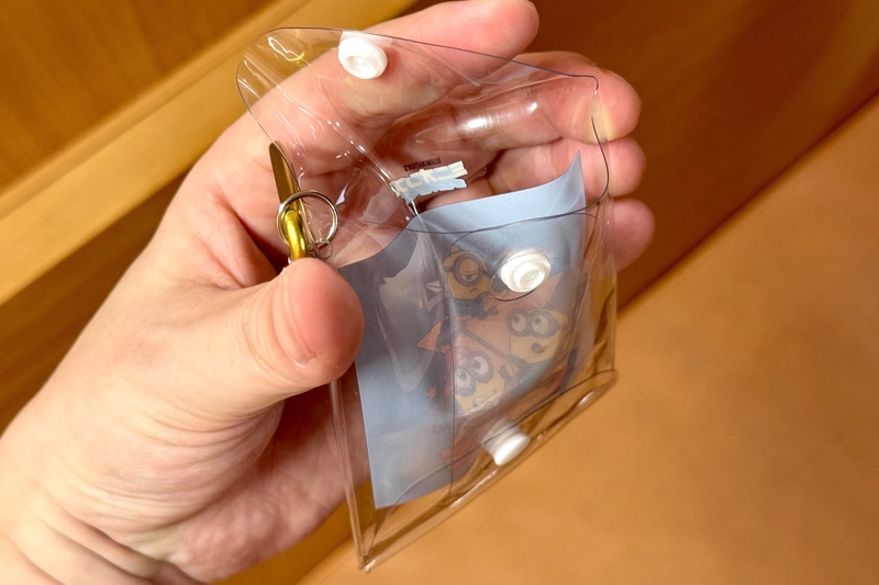 ボタンで開閉できる仕様。コイン入れなどにちょうど良さそうだ