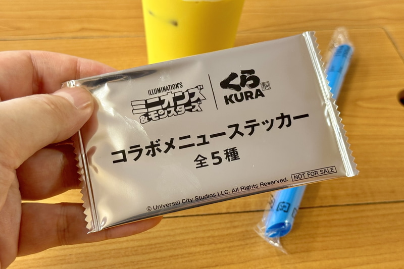 コラボメニューを注文するとステッカーが1枚（ランダム）もらえる
