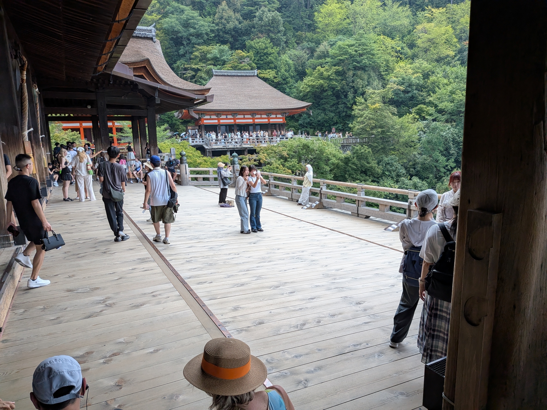 江戸時代と現代の清水の舞台の比較。それほど大きな変化はない
