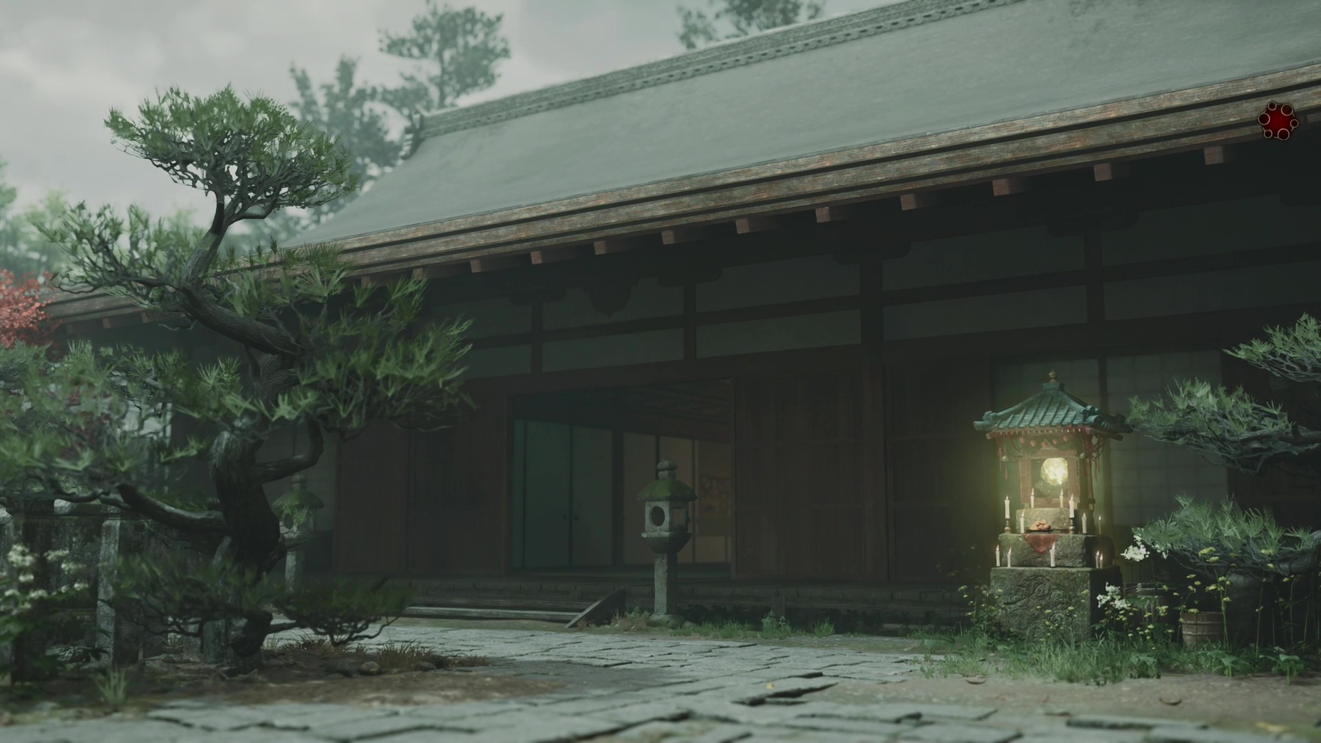 六道珍皇寺の本堂。近くの松の木もあり、雰囲気はまさにそのまま
