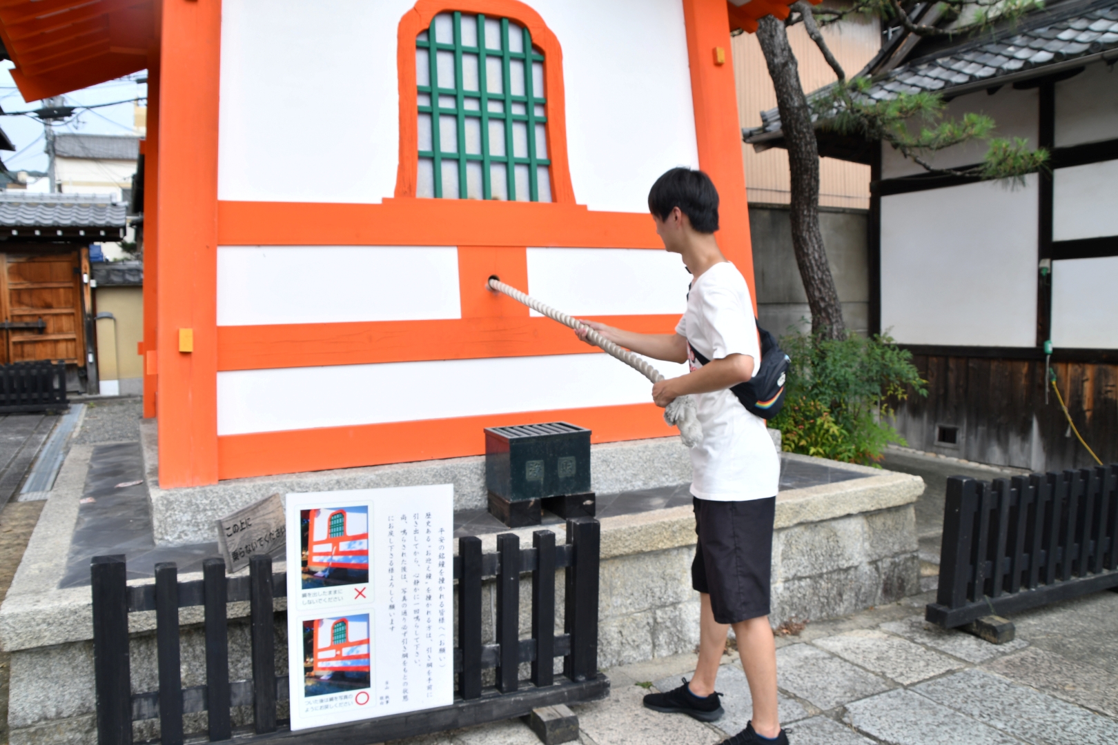 六道珍皇寺に入ってすぐ右手側にある迎え鐘。綱を引っ張って実際に鐘を鳴らすこともできる