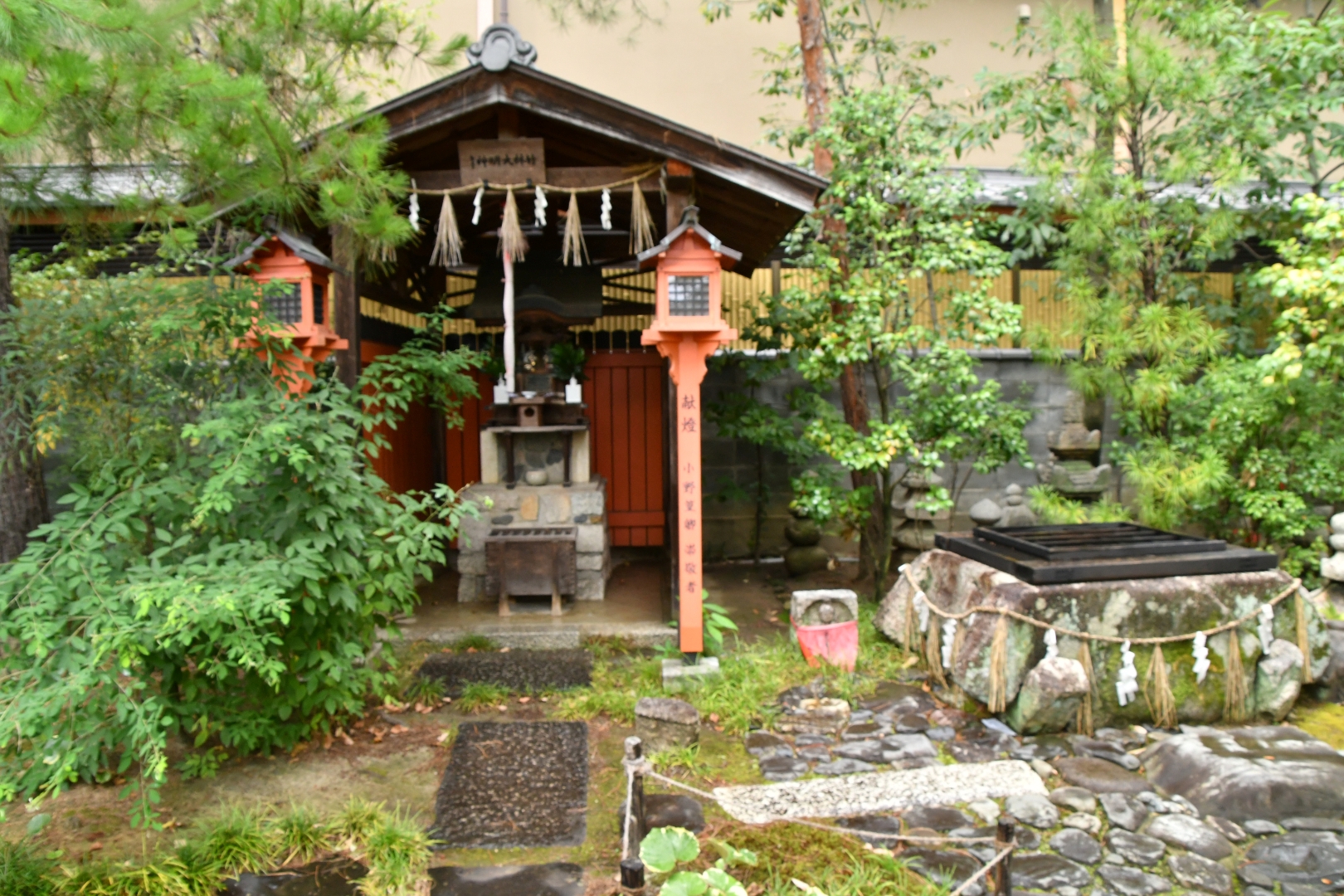 冥界への入口といわれている冥途通いの井戸。非常に存在感がある