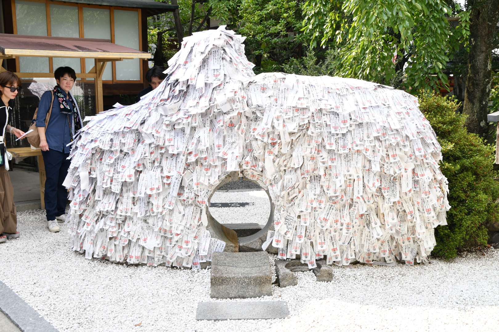 縁切り縁結び碑。表の穴をくぐって悪縁を切り、裏から穴をくぐって良縁を結ぶ