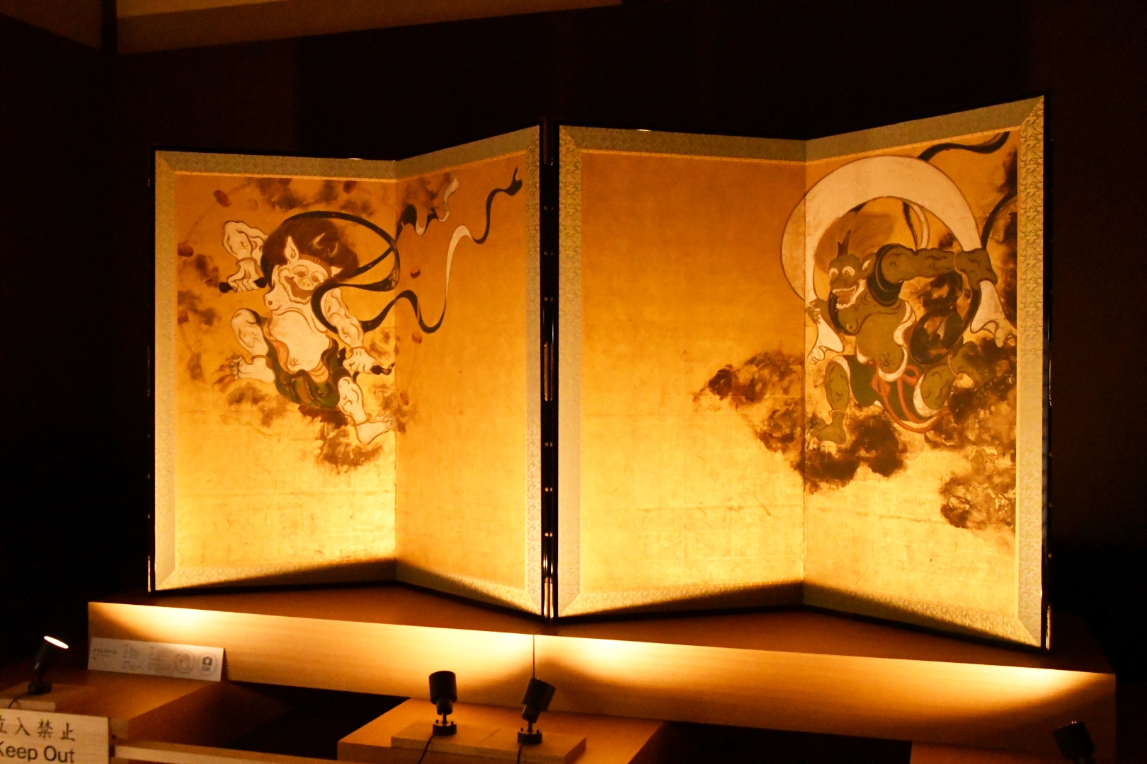 風神雷神図屏風。展示はデジタル複製ではあるが、国宝だけにオーラがすごい