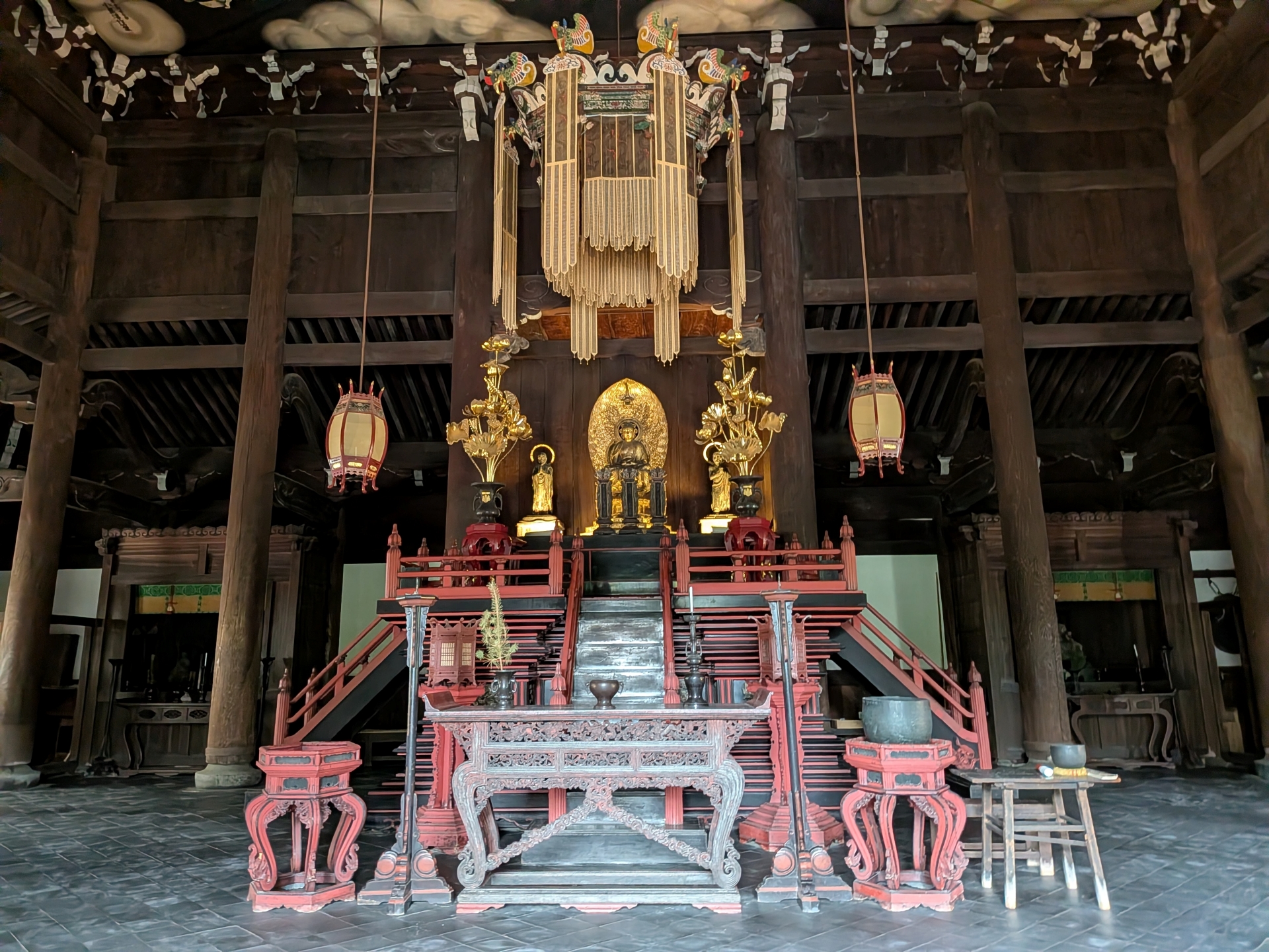 建仁寺法堂。天井一面に描かれた双龍図のインパクトは凄まじい