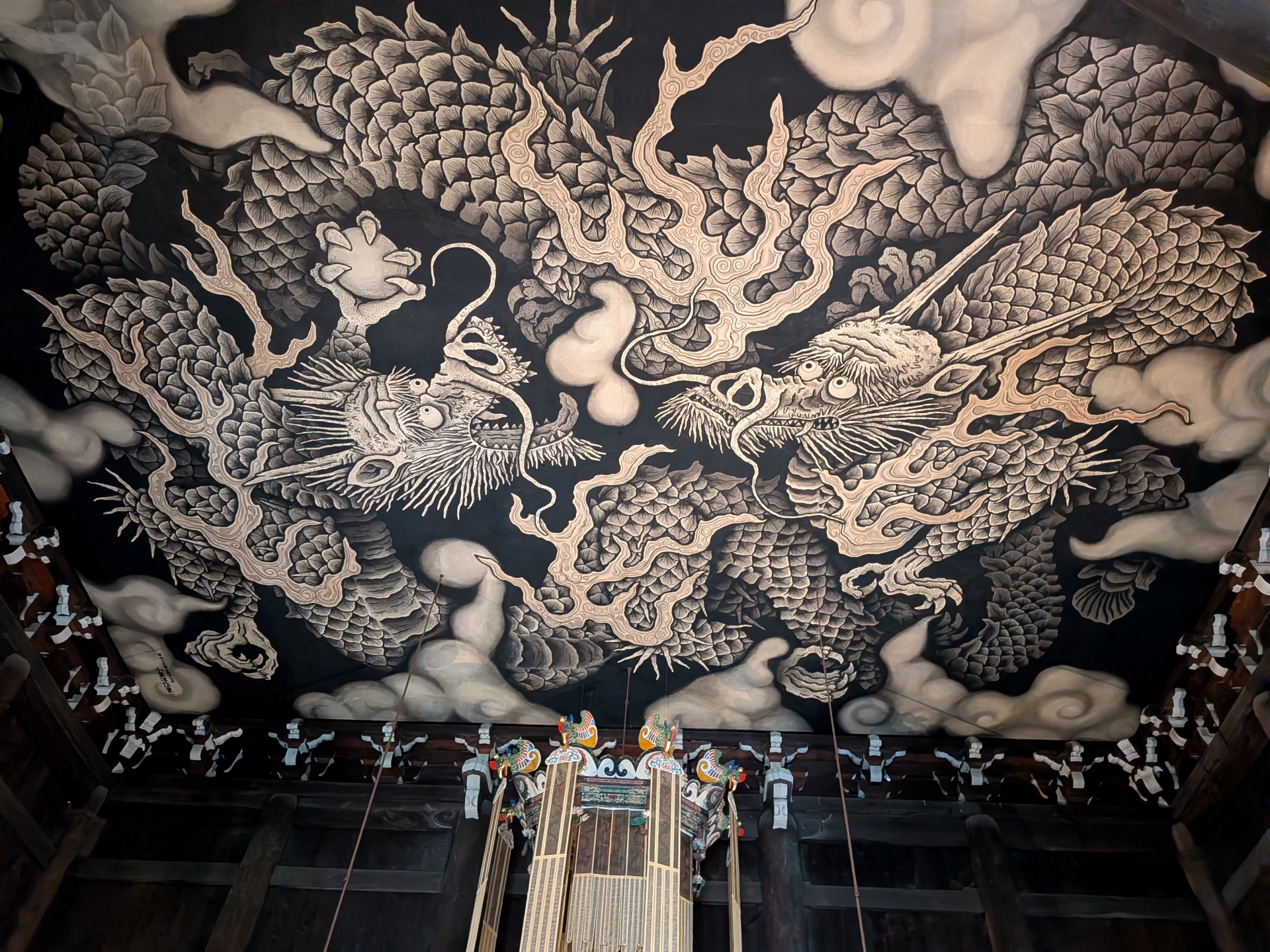 建仁寺法堂。天井一面に描かれた双龍図のインパクトは凄まじい