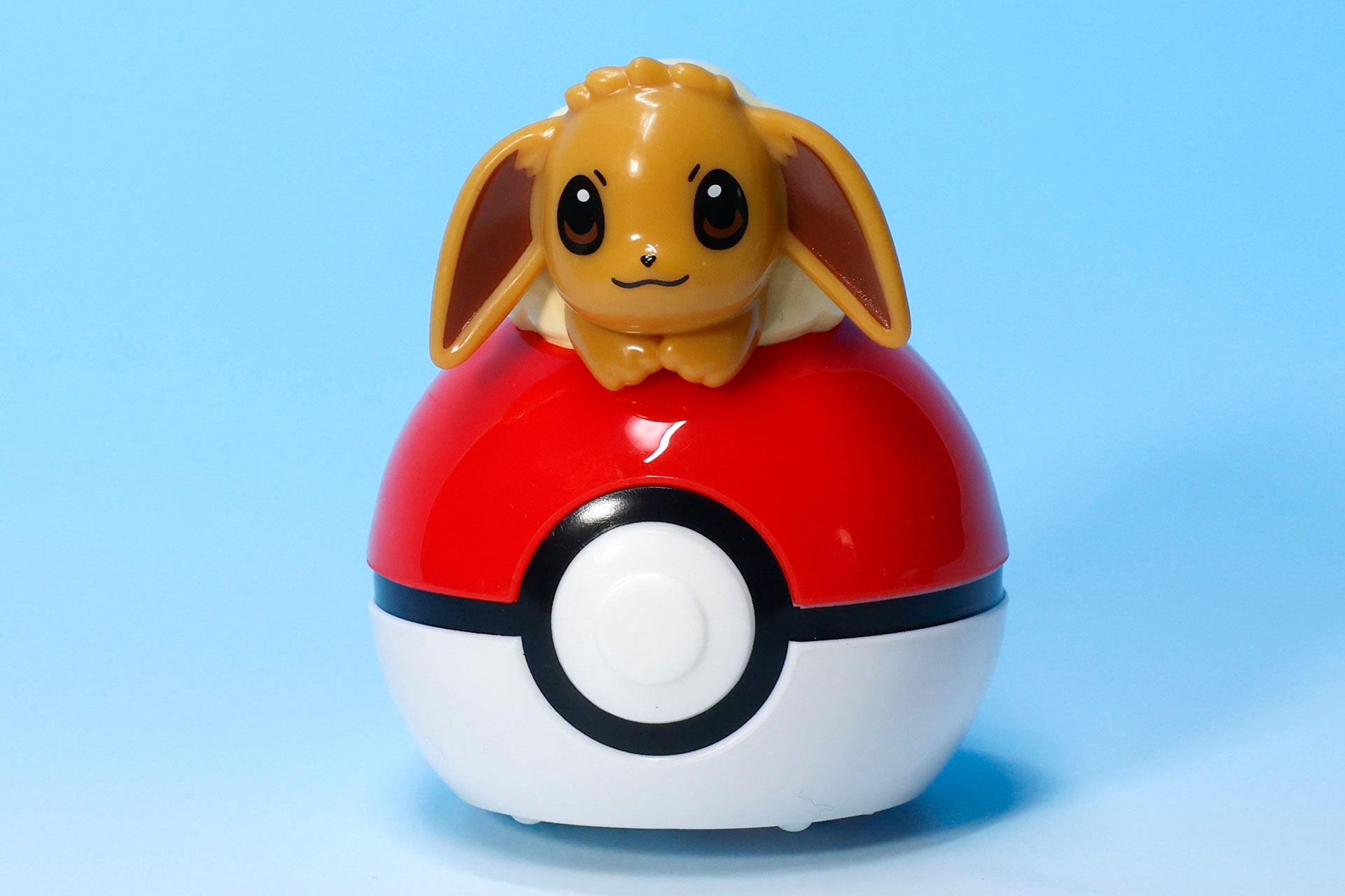 モンスターボールに乗っているイーブイの姿が再現されている