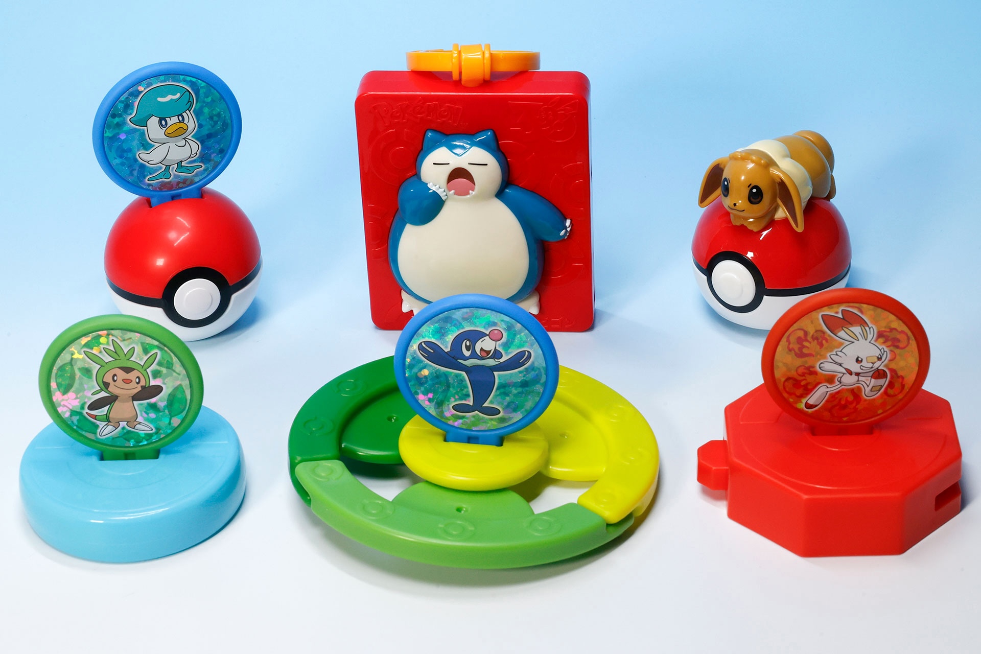 こちらが第2弾（8月14日〜8月20日）のハッピーセット「ポケモン」に登場するおもちゃ。写真左上から「モンスターボールシールケース（ニャオハ・ホゲータ・クワッス）」、「カビゴンのおでかけネームタグ」、「イーブイのモンスターボールローラー」。写真左下から「まとあてホッケー（ハリマロン・フォッコ・ケロマツ）」、「くみたてスピナー（モクロー・ニャビー・アシマリ）」、「ボタンディスクシューティング（サルノリ・ヒバニー・メッソン）」