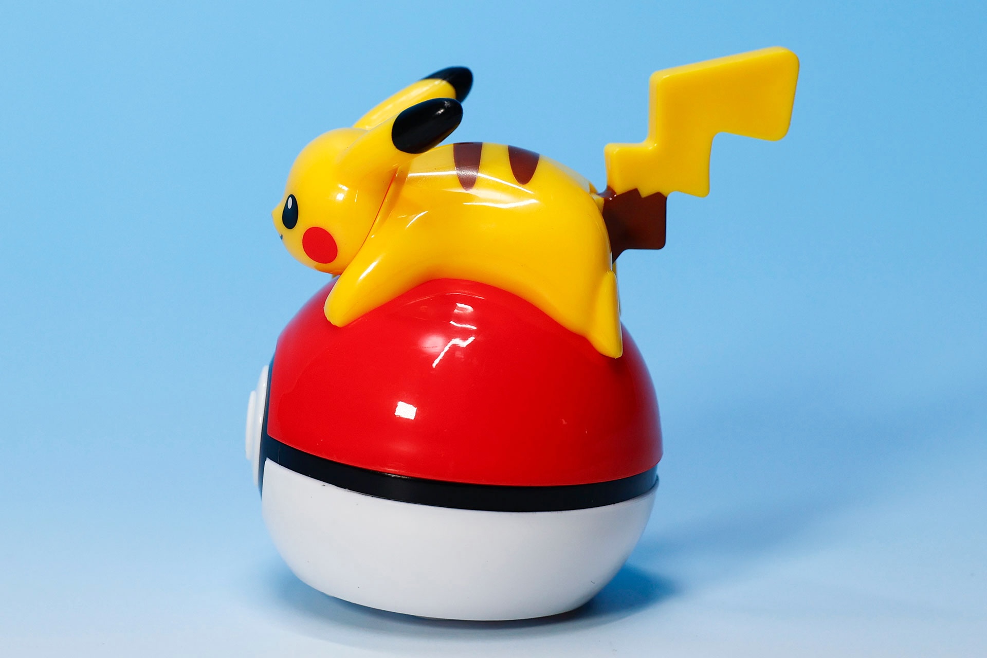 モンスターボールにしがみついているような姿だ