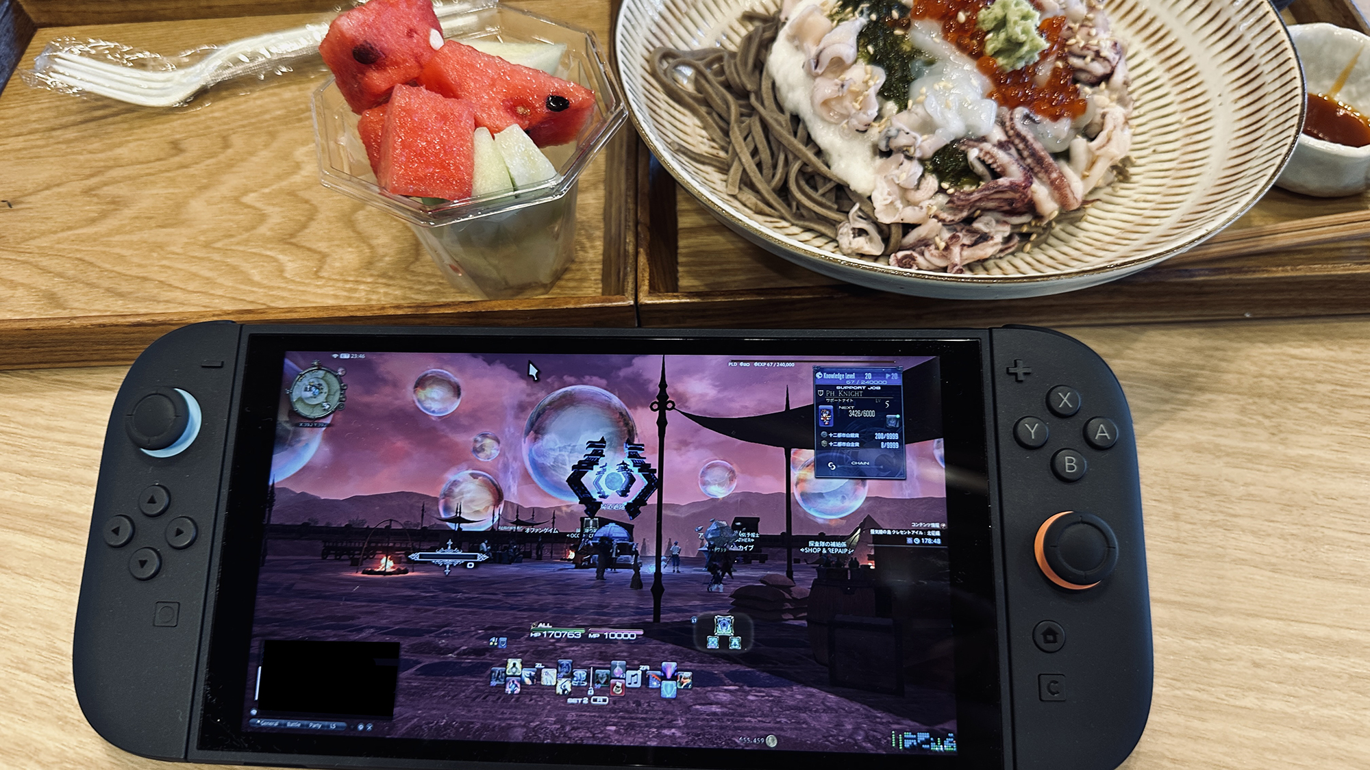 白イカとスイカの宴をしながら、「北征編」のレベル上げ。旅行中にゲームできるなんて最高！