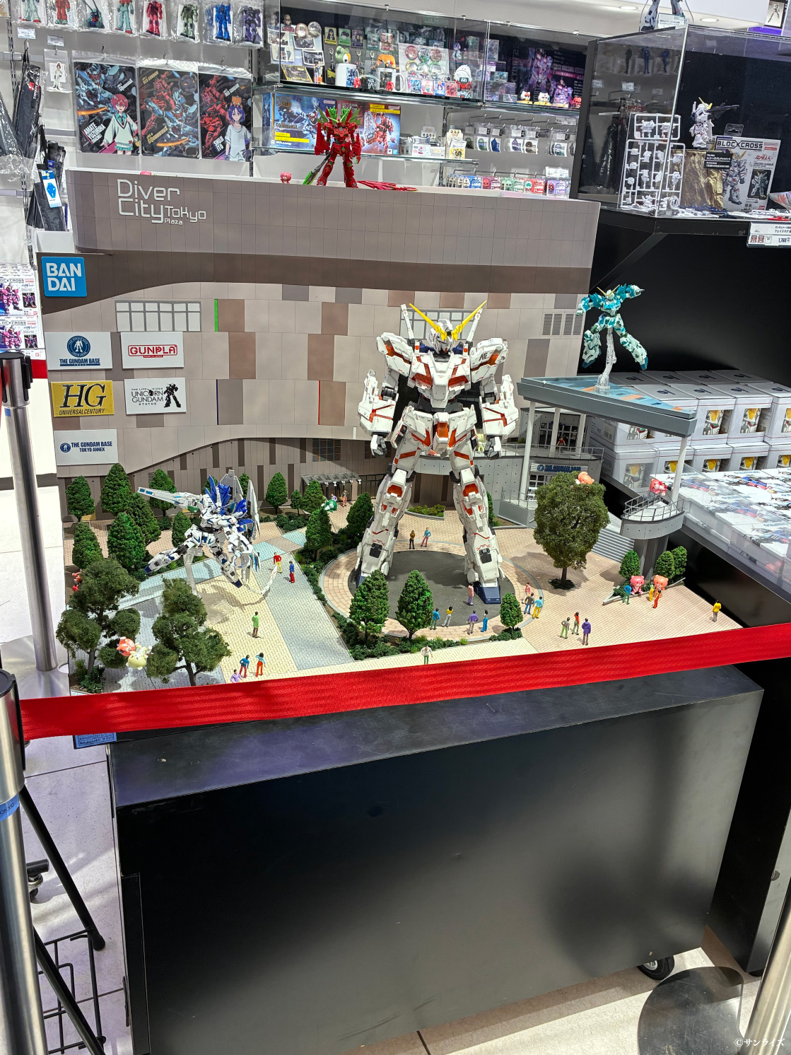 実物大ユニコーンガンダム立像ジオラマ