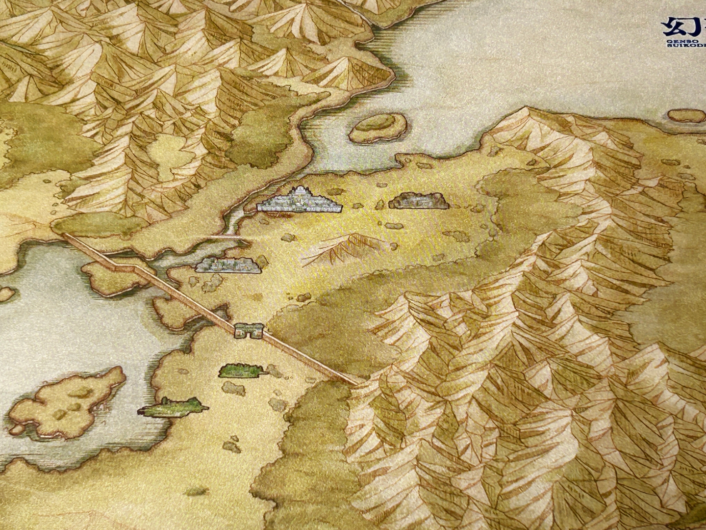 デスクマットにはゲームの舞台となる湖畔の里を中心とした地形図が描かれているので、これを1枚敷くだけで机の上が一気に「幻想水滸伝 STAR LEAP」の世界へと早変わりする。都市や橋なども記載されているので、ゲームをプレイするのにも役立ちそうだ