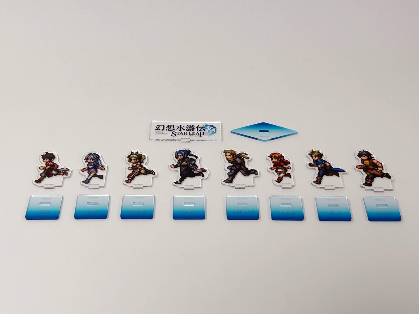 2枚のアクリル板として収納されているアクリルスタンドセットは、裏面から貼ってあるビニールで固定されている。そこから剥がすと、このようになる