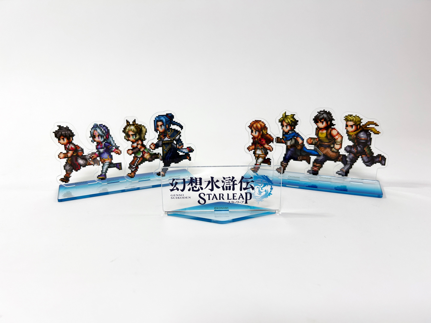 台座にキャラクターやロゴを組み合わせれば完成。キャラクター名が書かれた台座にはめて1組ずつ自由にレイアウトを楽しむもヨシ、4人まとめてセットできる台座で好きな組み合わせにして眺めることもできる