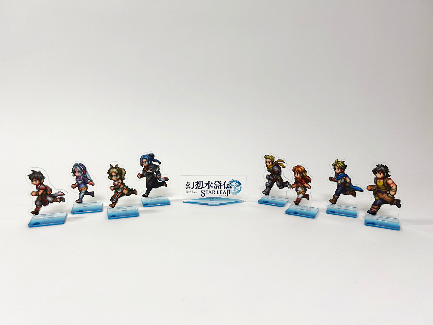台座にキャラクターやロゴを組み合わせれば完成。キャラクター名が書かれた台座にはめて1組ずつ自由にレイアウトを楽しむもヨシ、4人まとめてセットできる台座で好きな組み合わせにして眺めることもできる